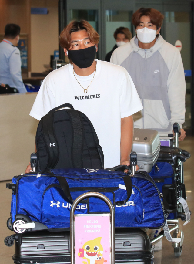 일본 오키나와에서 스프링캠프를 진행했던 프로야구 삼성 라이온즈 김상수가 코로나19 사태와 관련한 일본의 한국인 입국 규제 강화 조치 영향으로 일정을 바꿔 8일 오후 인천국제공항을 통해 귀국하고 있다. 연합뉴스