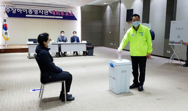 1일(현지시간) 주상하이 한국 총영사관 1층 강당에 있는 재외 투표소에서 가장 먼저 투표한 박상윤 상하이 한국상회 회장이 투표용지를 담은 봉투를 투표함에 넣고 있다. 연합뉴스