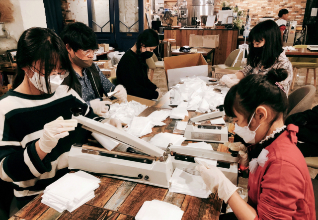빛 나르미 봉사대 회원들과 자원봉사자들이 인견 수제 마스크를 만들고 있다. 영주시 제공