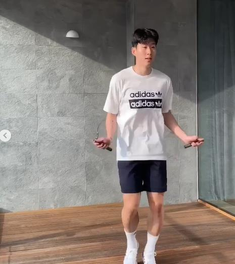 코로나19을 피해 영국을 떠나 한국으로 돌아와 자가격리된 손흥민이 SNS를 통해 홈트레이닝 모습을 공개했다.연합뉴스