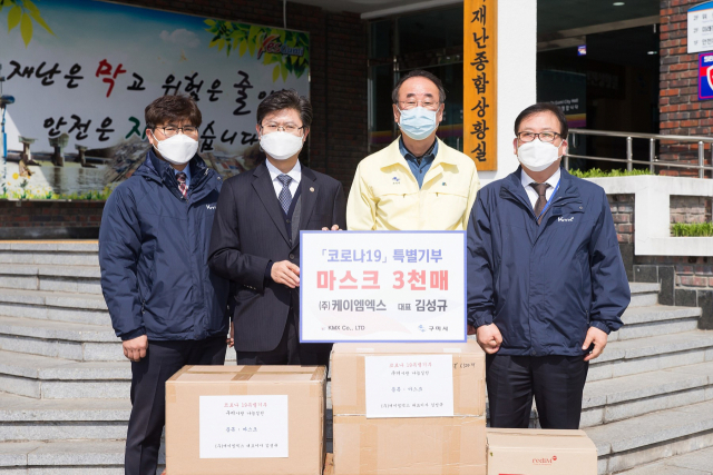 경북 구미의 ㈜케이엠엑스 관계자들이 장세용(왼쪽 세 번째) 구미시장에게 마스크를 기탁하고 있다. 구미시 제공