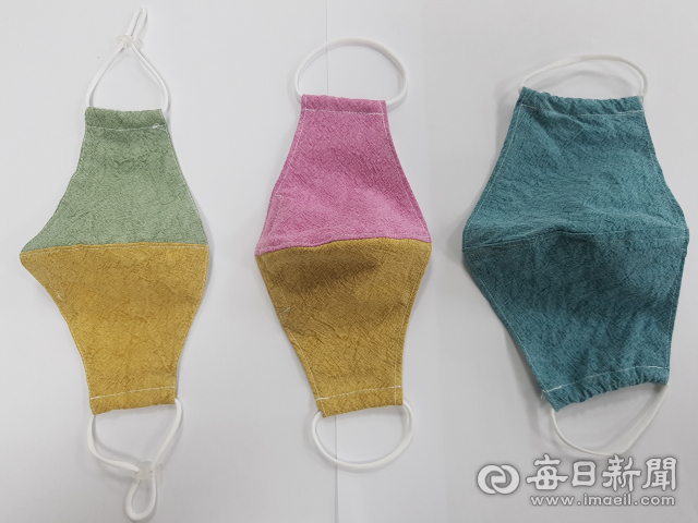 경북 성주군 자원봉사자들이 만든 마스크. 왼쪽이 디자인, 착용감, 기능성이 향상된 3세대 버전이다. 이영욱 기자