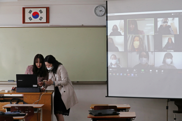 지난달 31일 서울의 한 원격교육 시범학교에서 교사들이 온라인 개학을 위한 원격 수업을 준비하고 있다. 연합뉴스