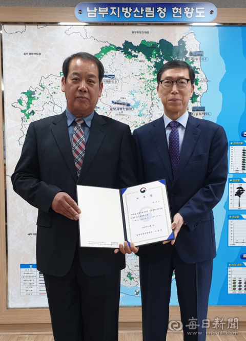 이종건 남부지방산림청장이 지난해에 이어 하석진(왼쪽) 전 영주경찰서 수사과장을 산림특별사법경찰 자문관으로 위촉하고 기념촬영했다. 남부지방산림청 제공