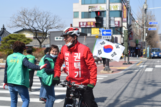 21대 총선 안동예천 선거구에 무소속으로 출마한 권택기 후보가 최근 안동시 용상동 일대를 자전거를 타고 다니며 이름과 얼굴을 알리는 모습. 권택기 후보 제공