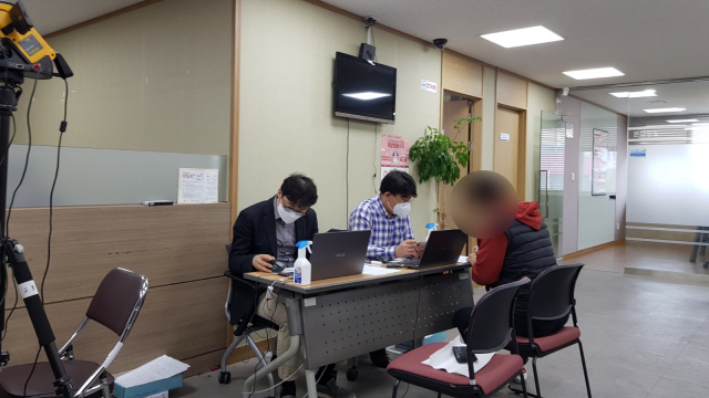 1일 소상공인시장진흥공단 대구남부센터에서 한 소상공인이 자신의 신용등급을 조회하고 있다. 채원영 기자.