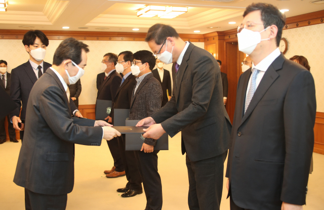 정세균 국무총리가 1일 오전 정부서울청사에서 포항 지진 진상조사위원회 위원들에게 위촉장을 주고 있다. 연합뉴스