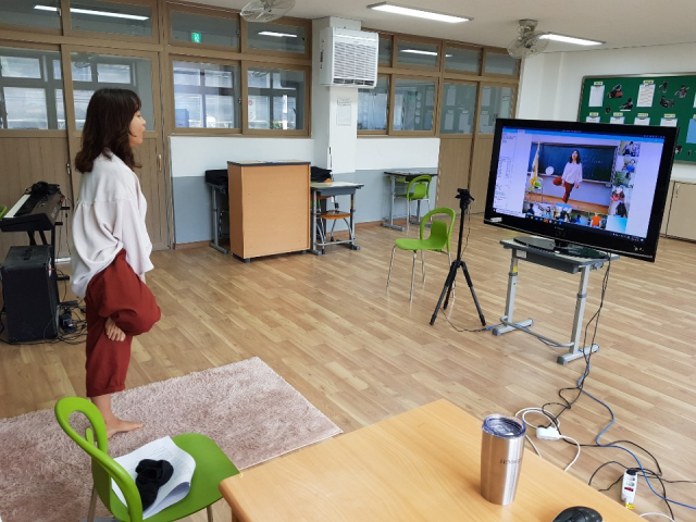 영천 산자연중의 쌍방향 온라인 음악 수업 모습. 학생, 교사, 학부모 등 학교 구성원들의 마음이 모여야 원격 수업이 제대로 이뤄질 수 있다. 영천 산자연중이 이 방식을 도입하기 전 학부모, 교사의 이해를 구하는 작업에 신경을 쓴 것도 그 때문이다. 산자연중 제공