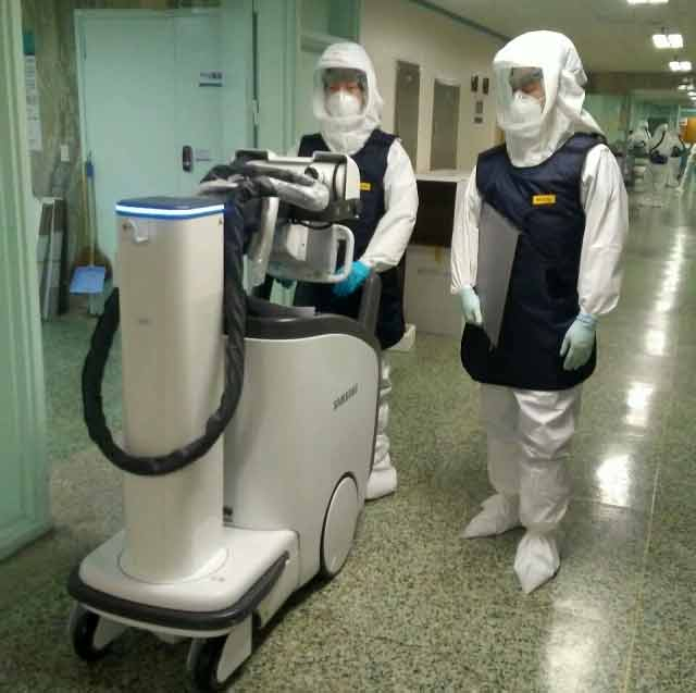 대구동산병원에서 근무하는 방사선사들이 거동이 불편한 환자들의 영상 촬영을 위해 이동형 X-ray 기기를 운반하고 있다. 박병학 방사선사 제공