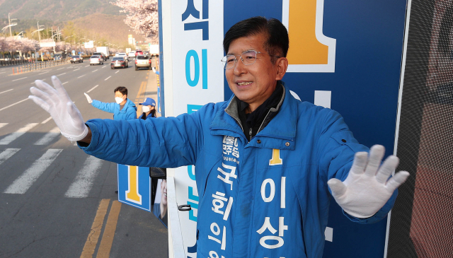 더불어민주당 이상식 후보가 2일 수성구 두산오거리에서 지지를 호소하고 있다. 김영진 기자 kyjmaeil@imaeil.com