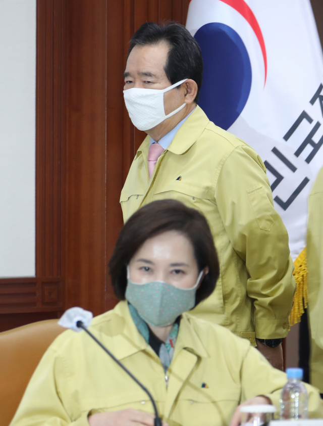 정세균 국무총리가 2일 오전 정부서울청사에서 열린 신종 코로나바이러스 감염증(코로나19) 대응 중앙재난안전대책본부 회의에 참석하고 있다. 연합뉴스