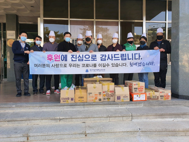 강신학셰프봉사단이 2일 의료진에게 도시락을 전달하고 있다. 강신학셰프봉사단 제공