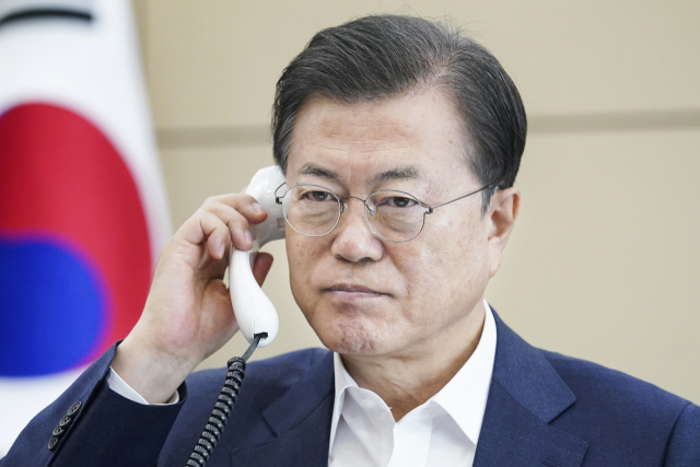 문재인 대통령이 2일 오전 청와대 여민관에서 이반 두케 콜롬비아 대통령과 전화 통화하고 있다. 연합뉴스