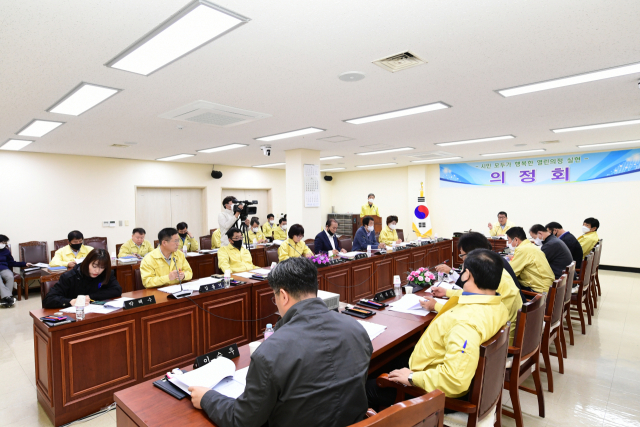 김천시의회 의원들이 의정회를 열어 해외연수비 반납을 결정했다. 김천시의회 제공