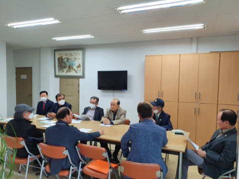 구미시 보훈단체협의회(회장 손광술) 관계자들이 지난 1일 코로나19 위기 극복을 위한 예산 절감 문제를 논의하고 있다. 구미시 제공