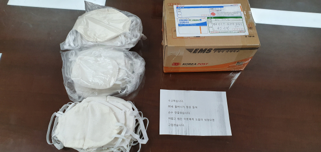 지난달 31일 청도군에 익명으로 80세 할머니라는 메모글과 함께 수제 면마스크가 전달돼 훈훈한 정을 물씬 느끼게 하고 있다. 청도군 제공