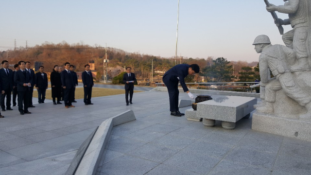 박형수 후보가 충혼탑을 참배하고 있다. 후보 사무실 제공
