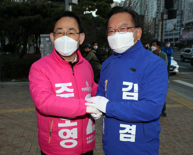 총선 유세 시작 첫날인 2일 오전 대구시 수성구 범어네거리에서 수성갑에 출마한 더불어민주당 김부겸 후보와 미래통합당 주호영 후보가 선전을 다짐하며 악수하고 있다. 연합뉴스