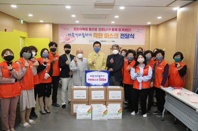 지진피해 주민들이 손수 제작한 마스크 500장을 코로나19로 힘들어 하는 사회적 약자를 위해 써달라며 포항시 지진특별지원단에 전달했다. 포항시 제공