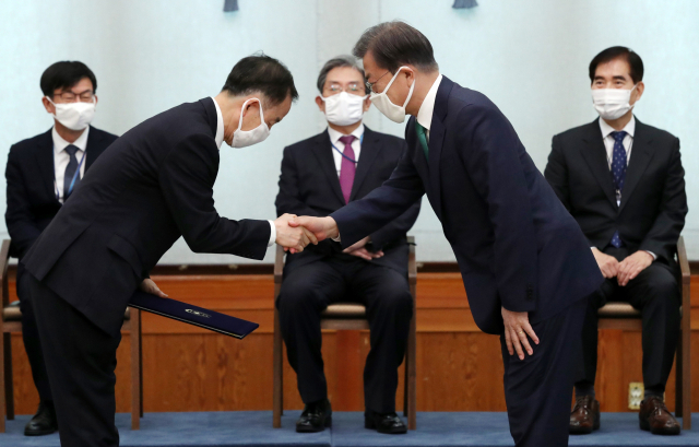 문재인 대통령이 2일 청와대 본관에서 김사열 국가균형발전위원회 위원장에게 위촉장을 수여하고 있다. 연합뉴스
