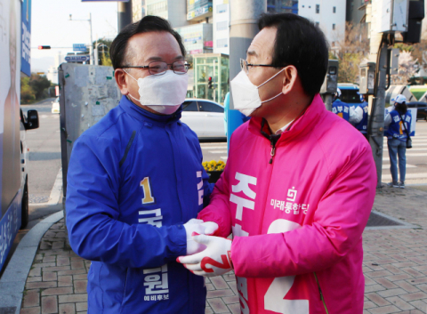 총선 유세 시작 첫날인 2일 오전 대구시 수성구 범어네거리에서 수성갑에 출마한 더불어민주당 김부겸 후보와 미래통합당 주호영 후보가 선전을 다짐하며 악수하고 있다. 연합뉴스