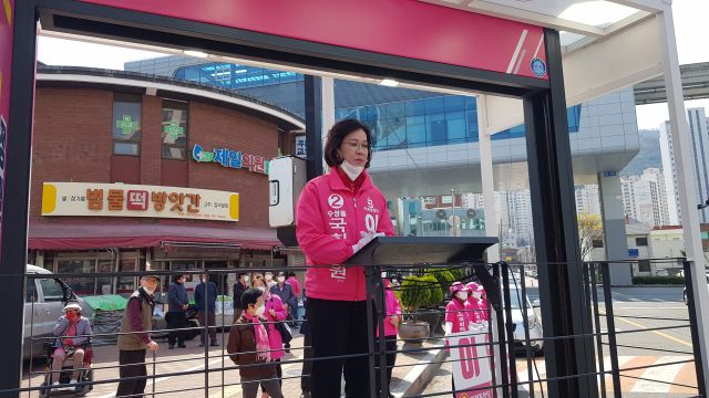 이인선 미래통합당 후보가 2일 수성구 범물동 용지아파트를 찾아 연설하고 있다.