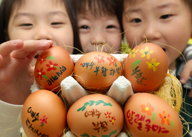 코로나19로 올해 부활절과 부처님오신날 행사가 대폭 축소, 연기되면서 관련 업계가 타격을 입고 있다. 지난해 부활절을 앞두고 대구 상인종합사회복지관 내 어린이집에서 아이들이 알록달록한 부활 계란을 구경하며 즐거워하고 있다. 매일신문 DB