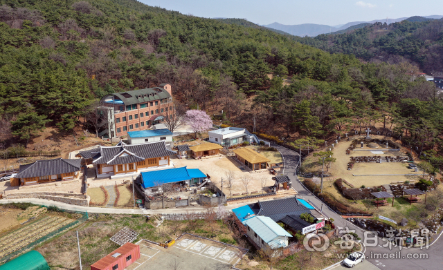 경북 칠곡군 지천면에 자리한 신나무골 성지. 1800년대 초기 박해를 피해 숨어든 신자들의 정착촌이자 아킬레 바오르 로베르(김보록) 신부가 경상지역 선교를 위해 전초기지로 삼은 곳이다. 성지 오른쪽에는 이선이(엘리사벳) 순교자의 무덤이 조성돼 있다.김태형 선임기자 thk@imaeil.com
