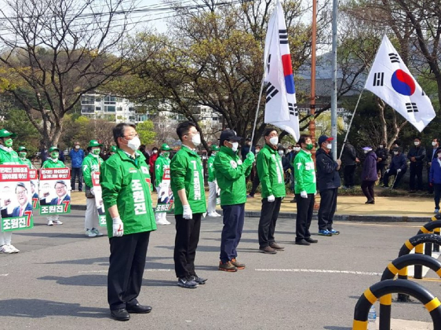 조원진 우리공화당 후보(왼쪽 첫번째)가 두류공원에서 출정식을 갖고 있다.
