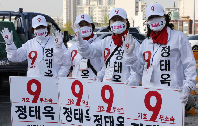 3일 오전 대구 북구 경대교사거리에서 북구갑에서 무소속 정태옥 후보의 선거운동원들이 출근길 시민들에게 인사하고 있다. 김영진 기자 kyjmaeil@imaeil.com