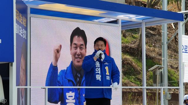 홍의락 더불어민주당 후보가 지난 2일 운암지수변공원을 찾아 주민들에게 지지를 호소하고 있다.