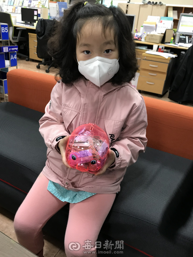 경북 영양군에 사는 조아름(7)양이 1년 동안 돼지저금통에 모아온 용돈을 코로나19 성금으로 기부하고자 영양읍행정복지센터을 찾았다. 영양군 제공