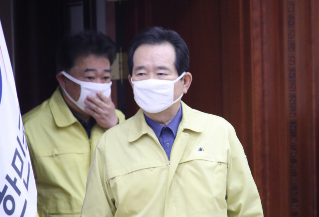 정세균 국무총리가 4일 오전 정부서울청사에서 열린 신종 코로나바이러스 감염증(코로나19) 대응 중앙재난안전대책본부 회의에 참석하고 있다. 연합뉴스