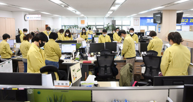경북도청 비상 근무자들이 4일 코로나19 관련 첫 의료진 희생을 애도하며 묵념하고 있다. 경북도 제공
