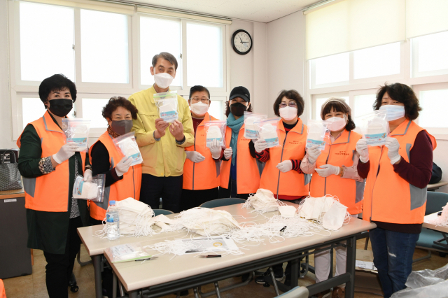 지역봉사단체 회원들이 재능기부로 제작한 경북형 마스크를 들어 보이고 있다. 영주시 제공
