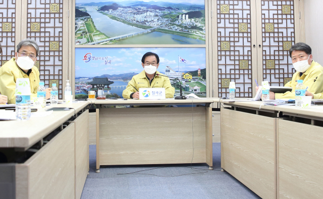 백선기(가운데) 칠곡군수가 간부 공무원 등과 함께 코로나19 극복 경제 활성화 대책 등을 논의하고 있다. 칠곡군 제공