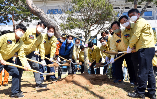 5일 식목일을 맞아 코로나19 극복 희망나무 심기에 나선 이철우 경북도지사, 도청 간부 공무원들이 기념촬영을 하고 있다. 경북도 제공