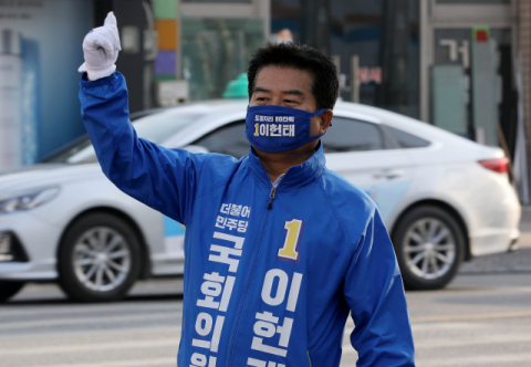 3일 오전 대구 북구 대구역북편네거리에서 북구갑에 출마한 더불어민주당 이헌태 후보가 지지를 호소하고 있다. 김영진 기자 kyjmaeil@imaeil.com