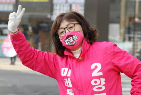 3일 오전 대구 북구 북침산네거리에서 북구갑에 출마한 미래통합당 양금희 후보가 지지를 호소하고 있다. 김영진 기자 kyjmaeil@imaeil.com