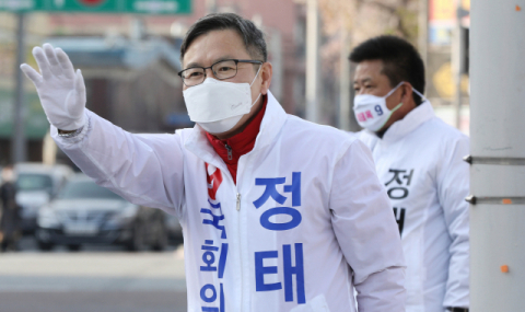 3일 오전 대구 북구 경대교사거리에서 북구갑에 출마한 무소속 정태옥 후보가 지지를 호소하고 있다. 김영진 기자 kyjmaeil@imaeil.com