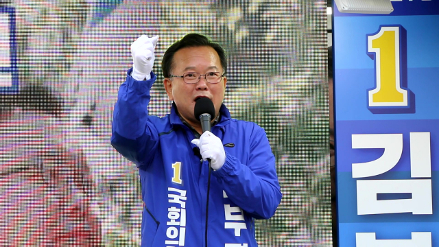 4·15 총선 대구 수성갑에 출마한 김부겸 더불어민주당 후보가 유세차량에 올라 지지를 호소하고 있다. 김부겸 후보 캠프 제공