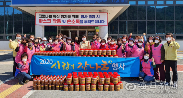 생활개선영양군연합회 회원들이 지역 취약계층이 코로나19를 극복할 수 있도록 장 나눔과 장 담그기 행사를 가졌다. 영양군 제공