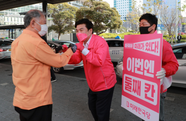 미래한국당 원유철 총괄공동선대위원장이 4일 오후 부산역에서 선거 유세를 하고 있다. 연합뉴스