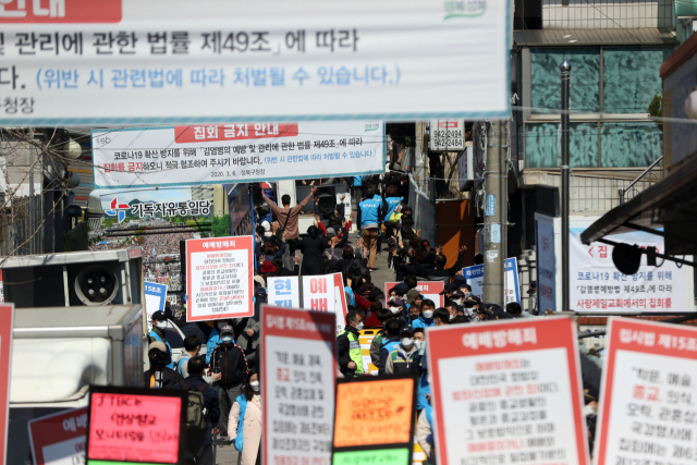 코로나19 확산 방지를 위한 서울시의 집회 금지명령에도 예배를 강행한 서울시 성북구 장위동 사랑제일교회에서 5일 신도들이 주일예배에 참석 하고 있다. 사진은 기사 내용과 무관함. 연합뉴스