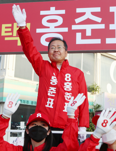 총선 유세 시작 첫날인 2일 오전 대구시 수성구 두산오거리에서 수성을에 출마한 무소속 홍준표 후보가 지지를 호소하고 있다. 연합뉴스