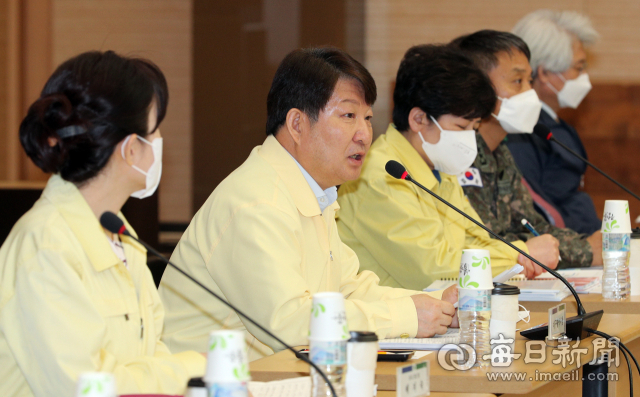 지난 6일 대구시청 별관에서 열린 코로나19 대응 유관기관 합동대책회의에서 권영진(왼쪽 두 번째) 대구시장이 인사말을 하고 있다. 이날 회의는 대구 각 기관장, 병원장, 경제단체장, 금융기관장, 대학총장, 종교계 대표 등이 참석했다. 성일권 기자 sungig@imaeil.com