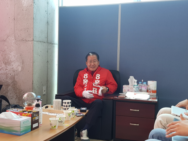 홍준표 무소속 후보(수성을)가 6일 선거사무실에서 기자간담회를 열었다. 강은경 기자 ekkang@imaeil.com