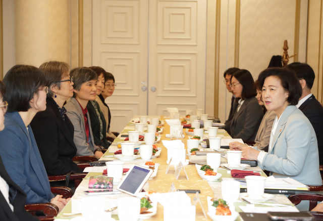 추미애 법무부 장관이 2일 정부과천청사에서 여성·아동 대상 디지털 성범죄 근절을 위하여 현장에서 활동 중인 여성계 대표들과 간담회를 하고 있다. [법무부 제공. 재판매 및 DB 금지] 연합뉴스