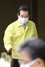 정세균 국무총리가 7일 오전 세종시 정부세종청사에서 열린 신종 코로나바이러스 감염증(코로나19) 대응 중앙재난안전대책본부 회의에 참석하고 있다. 연합뉴스