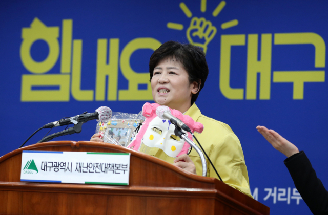 강은희 대구시교육감이 7일 오전 대구시청에서 열린 코로나19 대응 정례 브리핑에 참석해서 온라인 개학 이후 원격수업의 현장 안착을 위한 대구시교육청 추진 계획을 발표하고 있다. 연합뉴스
